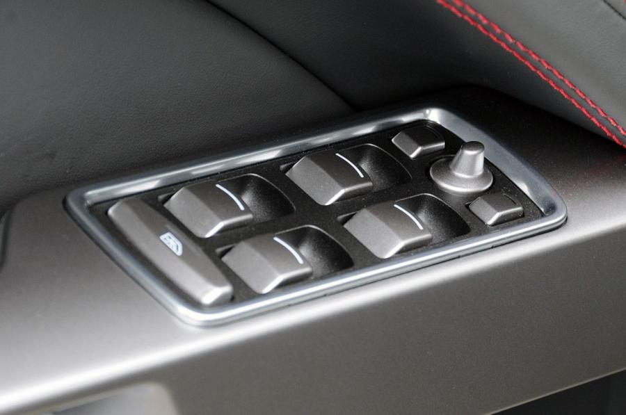 Детали интерьера Aston Martin Rapide 2010 года  (NA) (фото 19 из 57)